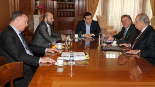 Σε πανικό η κυβέρνηση μοιράζει «αέρινες» υποσχέσεις
