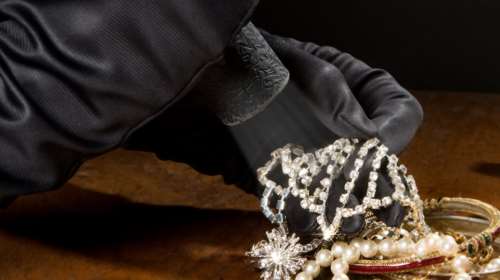 Eκαναν ότι πουλούσαν ημερολόγια και λήστευαν σπίτια