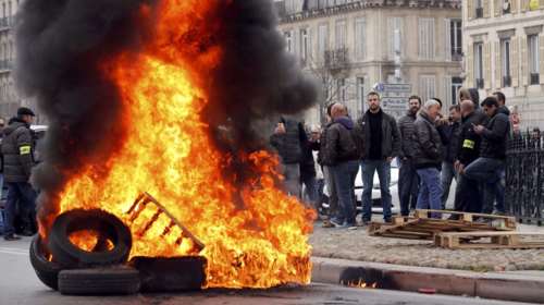 Χάος στη Γαλλία από τις απεργίες σε ταξί,  αεροδρόμια, σχολεία και δημόσιο