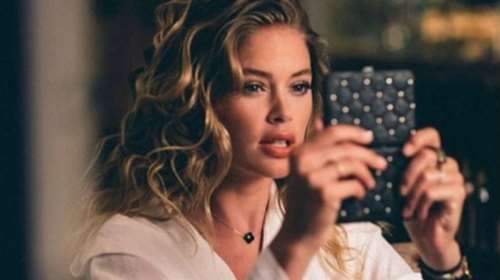 Η διάσημη καλλονή και μαμά Ντούτζεν Κρος σε ακόμα μια τολμηρή selfie