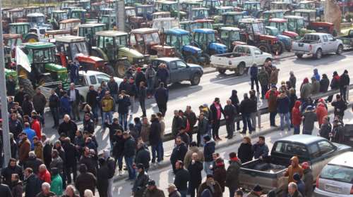 Ανυποχώρητοι στα μπλόκα, κρίσιμη σύσκεψη στα Τέμπη