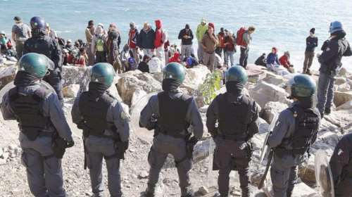 Θύελλα για τη δήλωση να πυροβολούνται οι πρόσφυγες