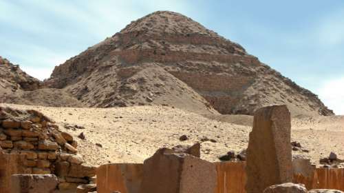 Πλοίο 4.500 ετών βρέθηκε θαμμένο κοντά σε πυραμίδες