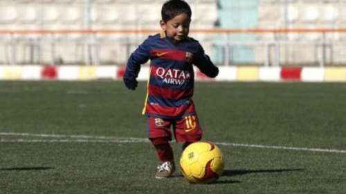 Ο μικρός Αφγανός φόρεσε κανονική φανέλα Μέσι (video)