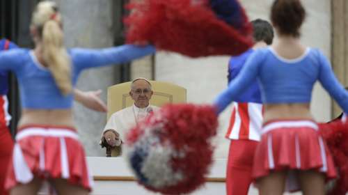 «Πάγωσε» ο Πάπας μπροστά στις cheerleaders με τα μίνι