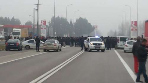 Οι πρόσφυγες έκλεισαν την εθνική οδό Ευζώνων - Θεσσαλονίκης