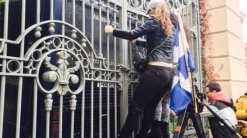 Ξανθιά νηπιαγωγός στα κάγκελα του υπουργείου