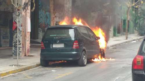 Πεδίο μάχης τα Εξάρχεια: Οδοφράγματα και φωτιές