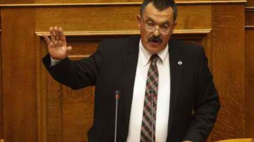 Προκλητικός χαιρετισμός του Χρήστου Παππά στη Βουλή