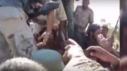 Οι τελευταίες στιγμές του Καντάφι - Εκπλιπαρεί για τη ζωή του