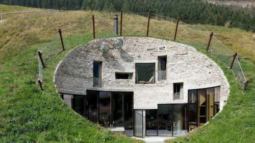 Μια σπηλιά που κρύβει ένα πολυτελές σπίτι