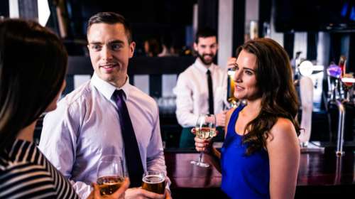 Το ψυχολογικό τρικ για να σας συμπαθούν όλοι