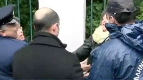 Nέο επεισόδιο με 3 γυναίκες στο Μαξίμου μετά τους αστυνομικούς με τα πλακάτ