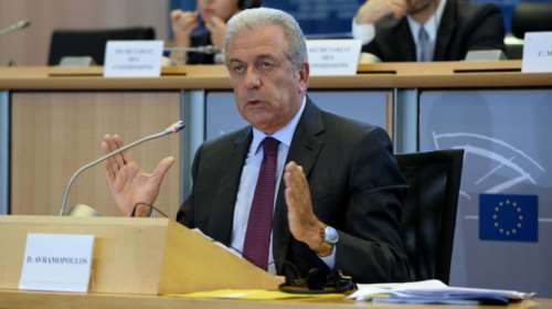 Αβραμόπουλος: Εκτός από hotspots χρειάζονται και κέντρα κράτησης