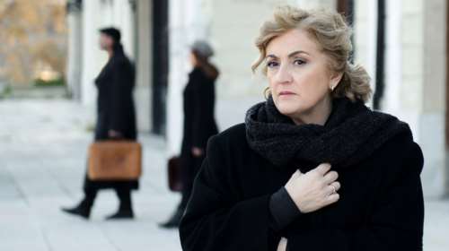 Ο «Συμβολαιογράφος» με την Υρώ Μανέ επιστρέφει στο Θ. Τζένη Καρέζη