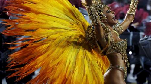 Βραζιλία: Γυμνή σάρκα και ατέλειωτη σάμπα στο πιο διάσημο καρναβάλι