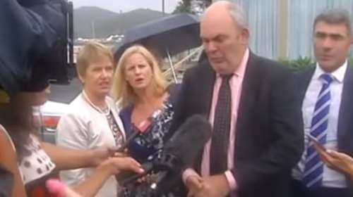 Επίθεση με... δονητή δέχθηκε ο ΥΠΟΙΚ της Νέας Ζηλανδίας