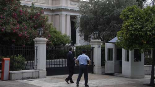 Ρουβίκωνας, γάιδαρος και ...κότα φοβίζουν το Μαξίμου, πρωτοφανή μέτρα