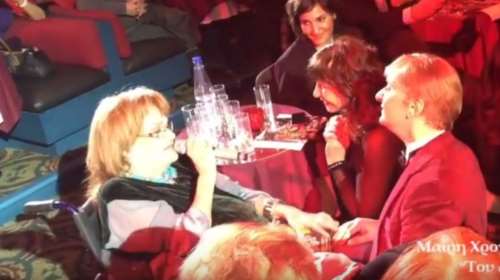 Δείτε τη Μαίρη Χρονοπούλου στα 83 της να τραγουδά «του αγοριού απέναντι»