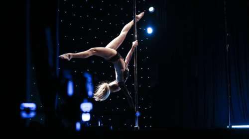 Eλληνες Pole Dancers σε ένα σόου αντοχής, ακρίβειας και σωματικής δύναμης