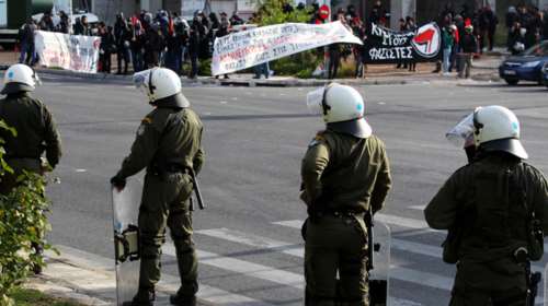 Σε εξέλιξη δύο αντίθετες συγκεντρώσεις για το κέντρο μεταναστών στο Σχιστό