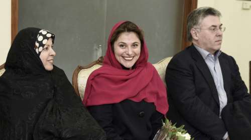 Κόκκινη, μπορντό ή μωβ; Οι μαντήλες της Μπέτυς Μπαζιάνα στο Ιράν