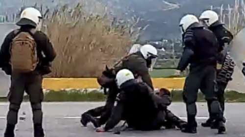 Αστυνομικοί των ΜΑΤ «ξεσπούν» σε ΙΧ και μοτοσικλέτα