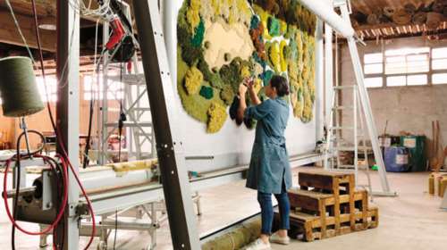 Μια εικαστικός ελληνικής καταγωγής κάνει έργα με υπόλοιπα από νήματα