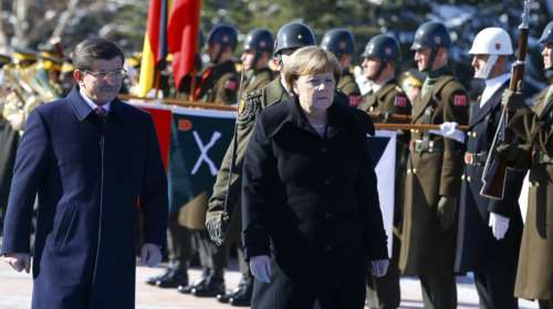 Η Μέρκελ χαιρέτησε τους στρατιώτες στα τουρκικά