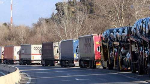 Ουρά 5 χιλιομέτρων στο τελωνείο των Κήπων στον Έβρο