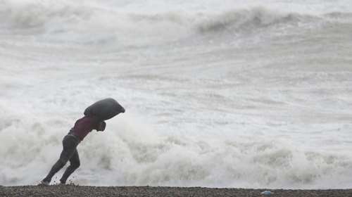 Επική καταιγίδα με ανέμους 154 χλμ &amp; κύματα 20 μέτρων! video