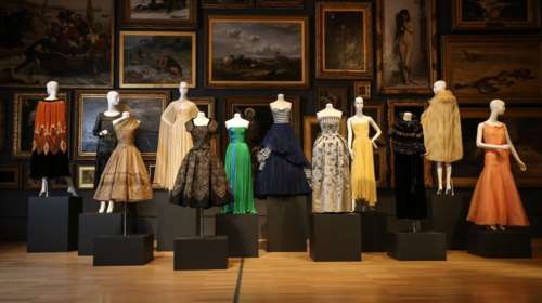 Σπάνια φορέματα υψηλής ραπτικής σε μια μοναδική έκθεση