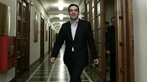 Εμπρός τρακτέρ και πίσω δανειστές και προσφυγικό