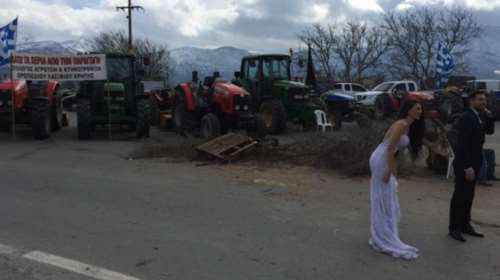 Με το νυφικό στα μπλόκα (φωτό)