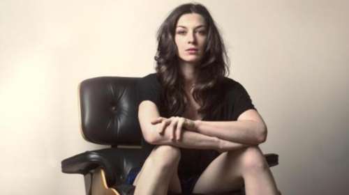 Η «διανοούμενη» πορνοστάρ που πίνει ρακή