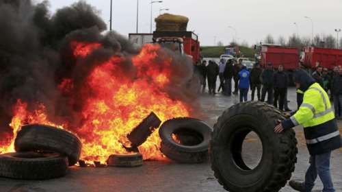 Γάλλοι αγρότες καίνε λάστιχα κατά των μεγάλων αλυσίδων σούπερ μάρκετ