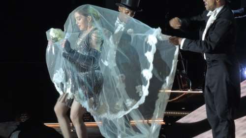 Η απίστευτη ατυχία της Μαντόνα επί σκηνής! [Βίντεο]