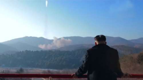 Ο Κιμ πανηγυρίζει για την εκτόξευση του πυραύλου