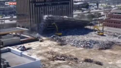 Συγκλονιστικό βίντεο:Κτίριο καταρρέει και καταπλακώνει εκσκαφέα &amp; χειριστή