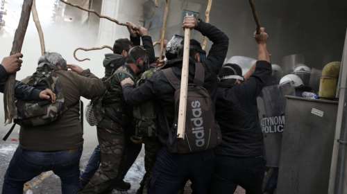 Πεδίο μάχης έξω από το υπουργείο Αγροτικής Ανάπτυξης