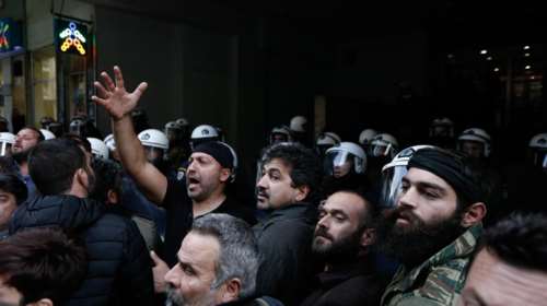 Αγρότες πήραν στο κυνήγι τους αναρχικούς που έσπαγαν βιτρίνες στο υπουργείο