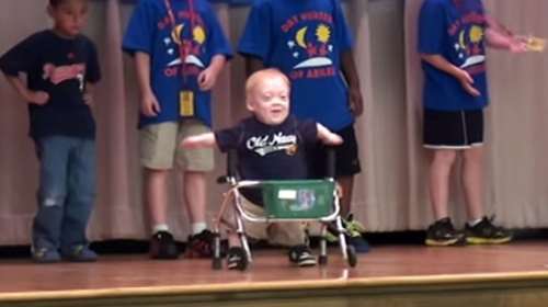 Ο απίθανος χορός ενός παιδιού με νανισμό που θα σας συγκινήσει