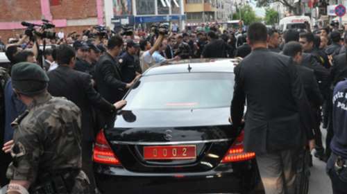 Κλώτσησε την Μερσεντές του Ερντογάν και την...πάτησε: έφαγε πρόστιμο