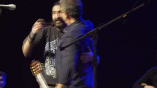 Πρόσφυγας μουσικός μαγεύει σε συναυλία του  Νταλάρα