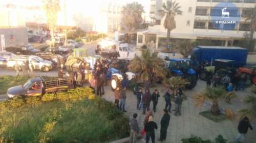 Οι αγρότες κατέλαβαν την εφορία της Ρόδου