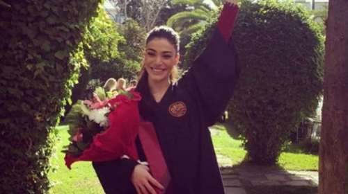 Ηβη Αδάμου: Το συγκινητικό της μήνυμα αγκαλιά με το πτυχίο