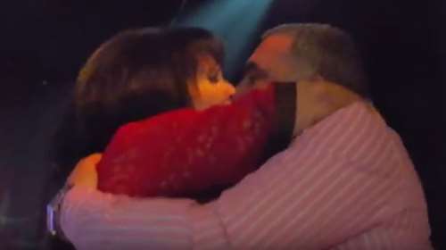 Ποιον παντρεύεται η Βόσσου; Δείτε την πρόταση γάμου on stage! [Βίντεο]