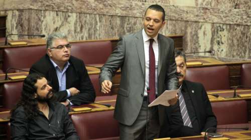 Ο φρούραρχος της Βουλής απέβαλε χρυσαυγίτες βουλευτές από συνεδρίαση