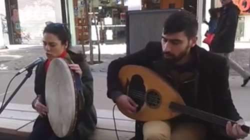 Αυτοί είναι οι πλανόδιοι μουσικοί της Θεσ/νίκης που «έριξαν» το facebook