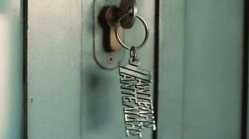 Σπασμένο το μπρελόκ του Παντελή Παντελίδη στα συντρίμμια